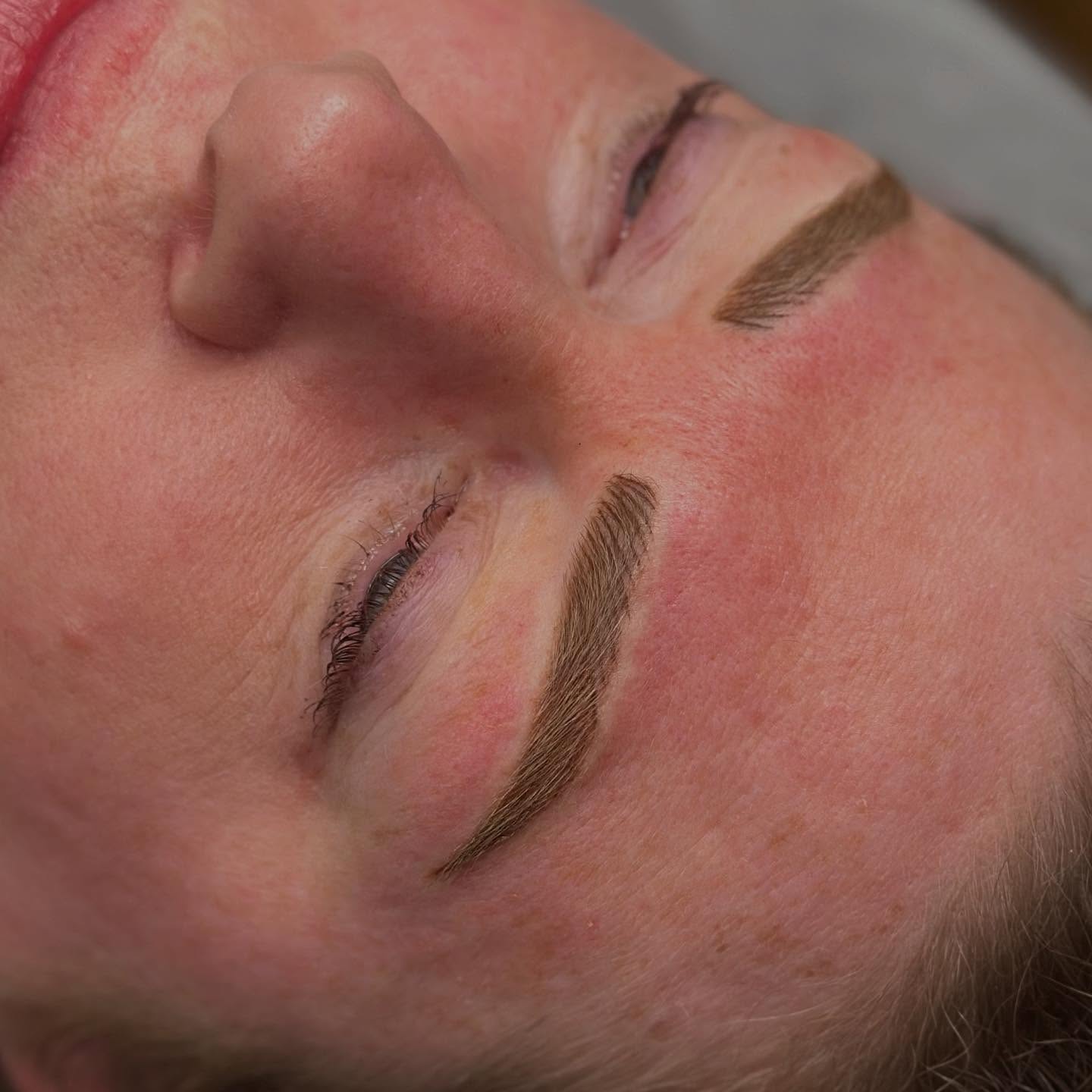 Red head tones and skin. 
No problem faux brown and autumn gold to the rescue! 

call/text 07932751046 christina@glasgowbrows.com @christina_james_ink glasgowbrows.com 
xoxo  Christina 

Microblading 🤍 Eyeliner Tattoo🤍 Lip Blush🤍permanent makeup🤍westend glasgow🤍eyebrows  #eyebrowsglasgow #glasgowwestend #permanentmakeup #microbladingglasgow